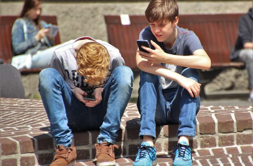 Młodzi przyklejeni do smartfonów. Jakie będą tego skutki